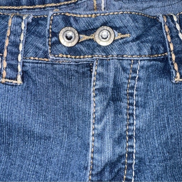 YMI Royalty Women’s Bermuda Shorts SZ 8 Blue Faded Embroidered Pockets Low Rise - Picture 8 of 9